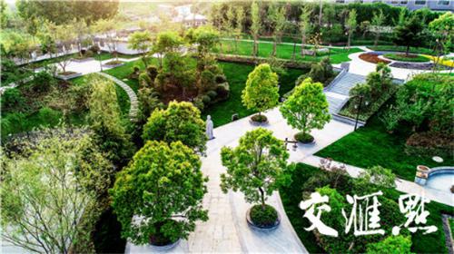 南京西善桥在老旧小区间“见缝插绿”修建绿地游园。