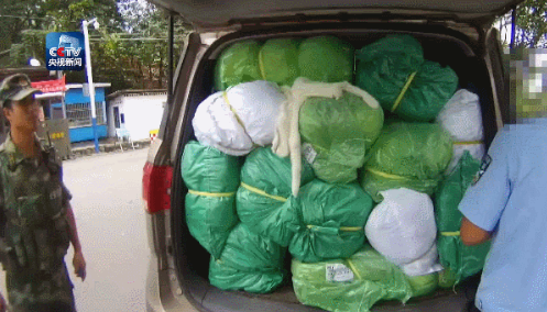 触目惊心！云南查获7384张貂皮 铺满整个院子