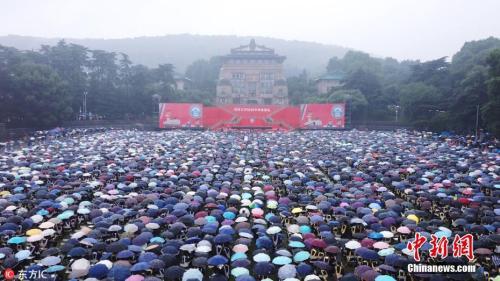 “吃鸡”“佛系”……这些大学校长的毕业致辞火了