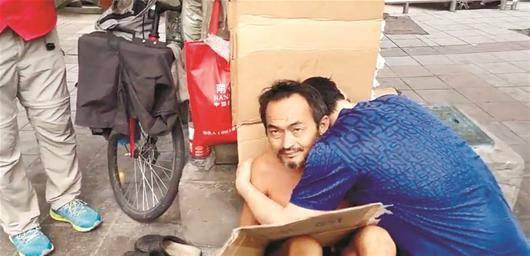 男子知名大学毕业后流浪16年：义务扫10年大街