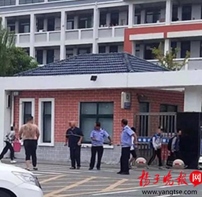纹身男子大清早就喝醉了 大闹小学门口被控制