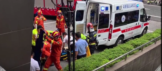 司机被救出后送医救治。 