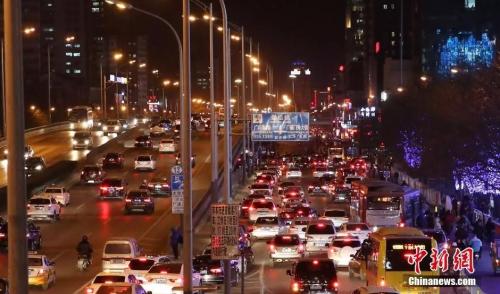 资料图:机动车行驶在北京朝阳区东三环附近。图片来源:视觉中国