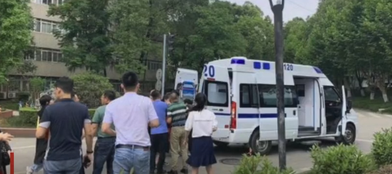 伤者梁某、陈某某被及时送医治疗,无生命危险。