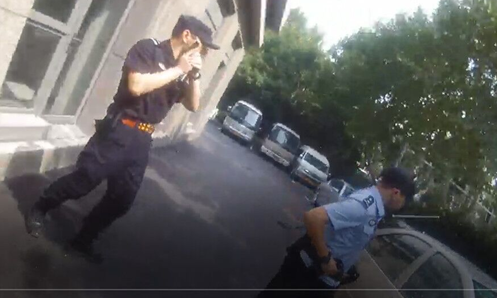 (图为民警举枪警告)