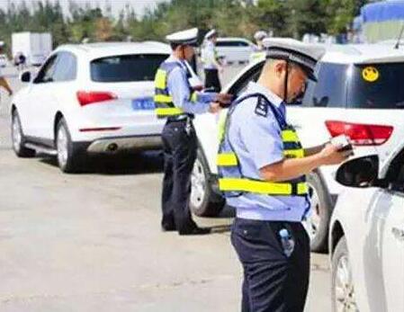 司机无证驾驶上高速 冒用哥哥身份被揭穿