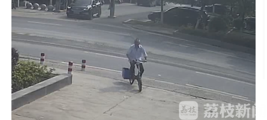 「」八旬老人丢钱包 七旬老人拾金不昧