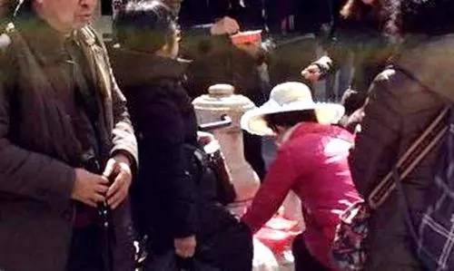 谁在撒谎?浙大老师泰国捡了包不承认 却给失主2千