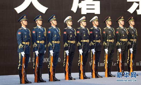 南京大屠杀国家公祭现场人员肃立默哀