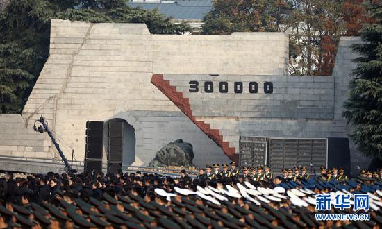 南京大屠杀国家公祭现场人员肃立默哀