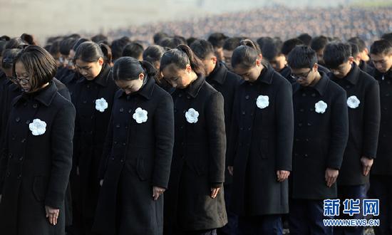 南京大屠杀国家公祭现场人员肃立默哀