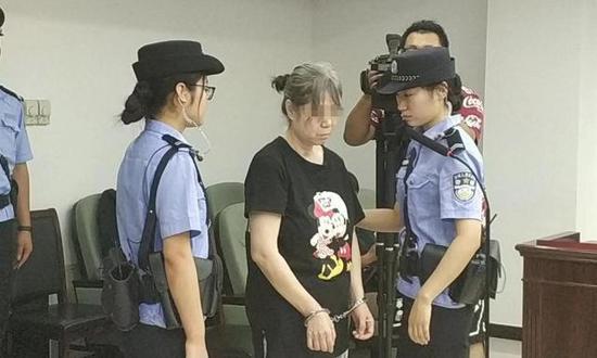 坐过站拎整箱牛奶砸公交司机 女子获刑3年半