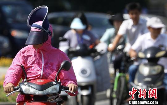 江苏气象部门发布部分路段路面温度高达68度。 泱波摄