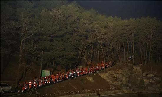 山林间、土地上他们和衣而卧