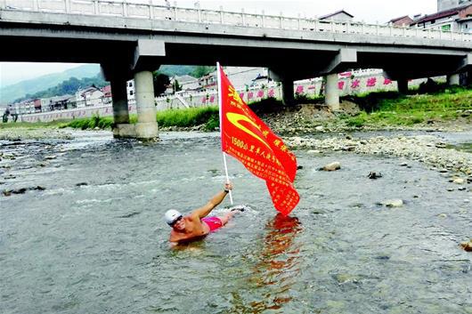 9月1日,鲍政斌在陕西宁强县汉江正源下水。