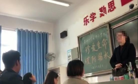 小学教师让学生自扇嘴巴 当地教育局：已介入调查