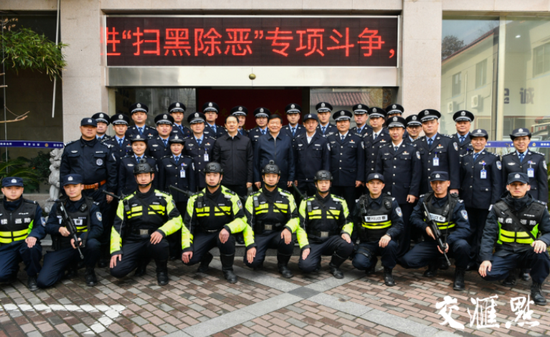 娄勤俭与基层公安民警合影留念。 交汇点记者肖勇摄