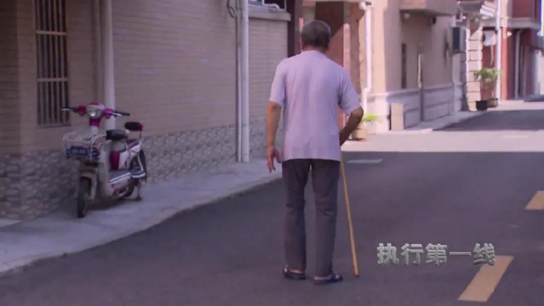 被撞伤的老人姚某 “上海青浦法院”微信公号 图