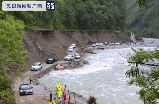 泥石流|因泥石流滞留十余天 366名游客被护送出云南独龙江乡