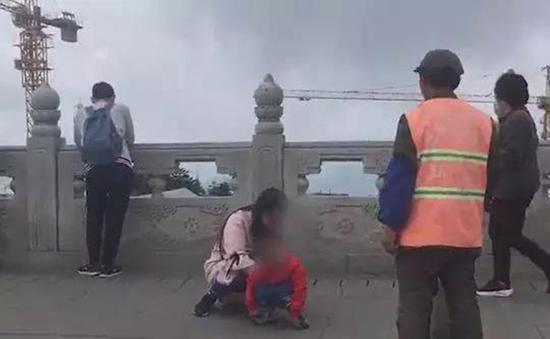 男童景区随地大便遇环卫工劝阻 家长回呛：“控制不住”