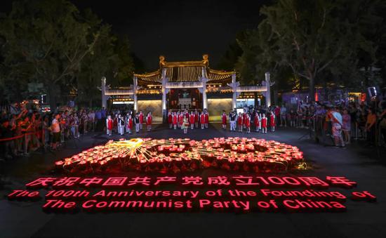 昨晚，夫子庙举办“花灯庆华诞”活动，近千盏荷花灯拼成庆祝中国共产党成立100周年图案。