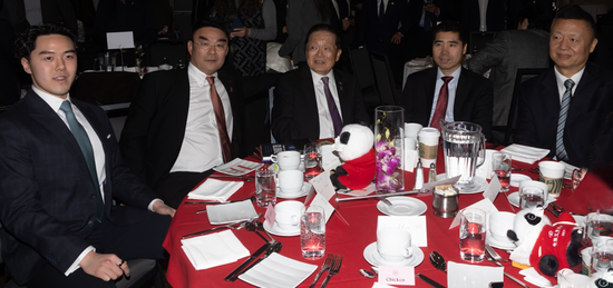 左起：William Jiang，姜睿先生、胡子修参议员、王镝大使、罗伟东总领事