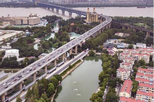 今年南京市水务局围绕入江支流水质全面达标，坚持因河施策，全面加快整治建设。图为昨日拍摄的南京市金川河宝塔桥段。（蒋文超 摄）