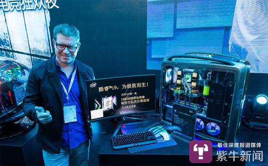 团队打造了全国第一台搭载i9-7980XE的水冷主机