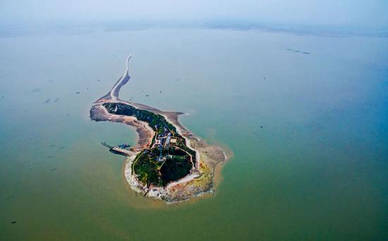 中国首批重点开发的176个“无人岛”之一的秦山岛。秦山岛是江苏为数不多的近岸海岛，距离连云港市赣榆滨海新城区约8公里，面积约0.19平方公里，岸线长度约2.8公里。中新 图
