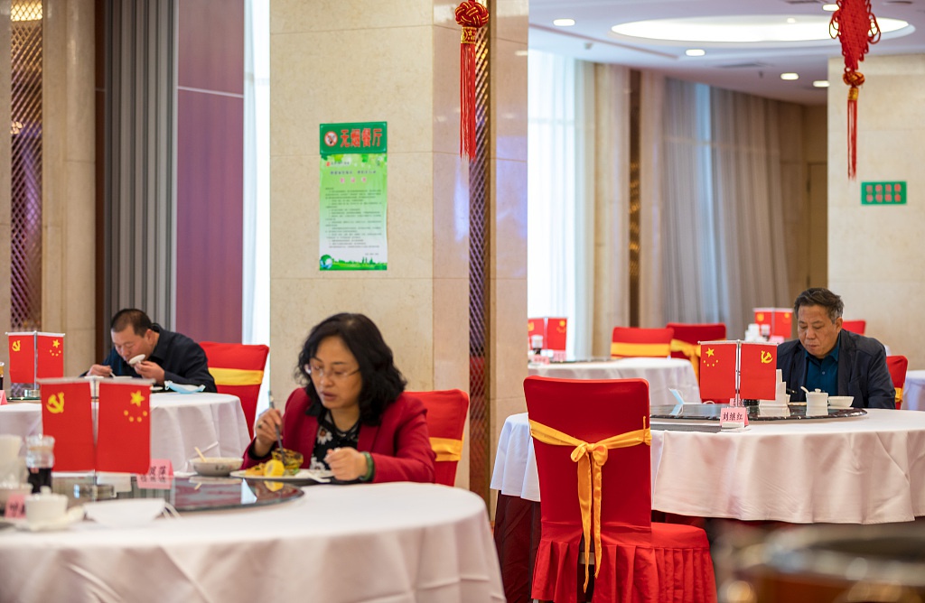 2020年4月19日,山西省吕梁市“两会”期间,参会人员就餐实行分餐制。图/视觉中国