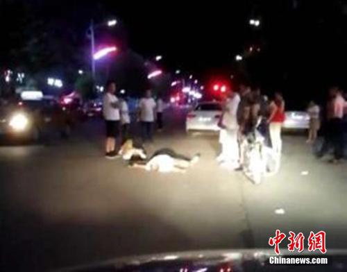 民警酒驾奥迪车撞倒1名行人致其死亡 现已被刑拘