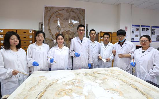 这群80后“壁画医生”身穿白大褂 让千年历史重获新生