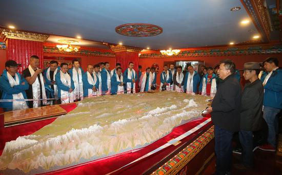 志愿者们在可可西里管理局学习了解保护区生态环境