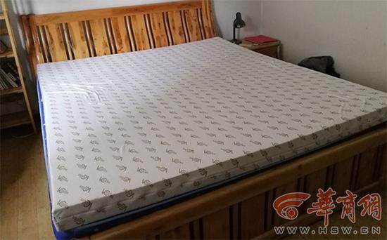 杨先生购买的床垫,在等待旅行社工作人员退款退货