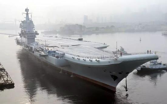 ▲5月3日,中国首艘国产航母离开大连港码头,进行海上航行试验。(新华社)