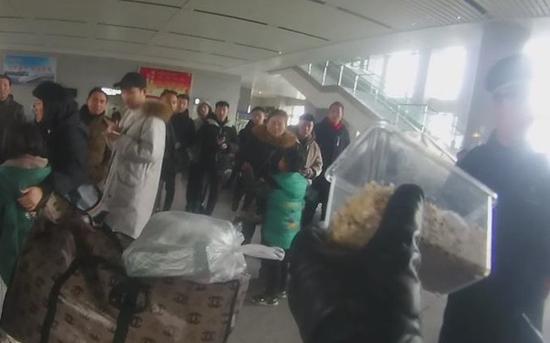 活的不让带就带死的!仓鼠过不了安检,爸爸拎起