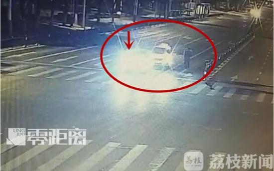 司机醉酒睡着 车辆快车道“梦游”