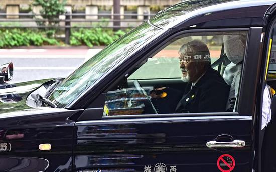 满头银发的日本出租车司机。图/视觉中国