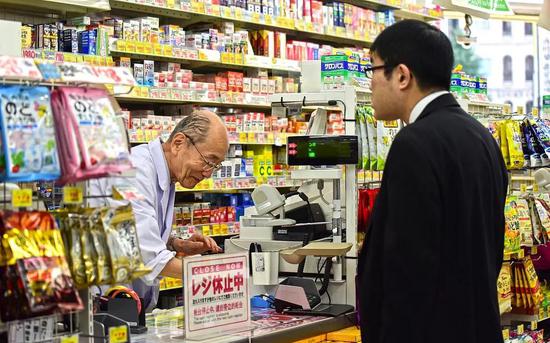 在便利店工作的日本老爷爷。图/视觉中国