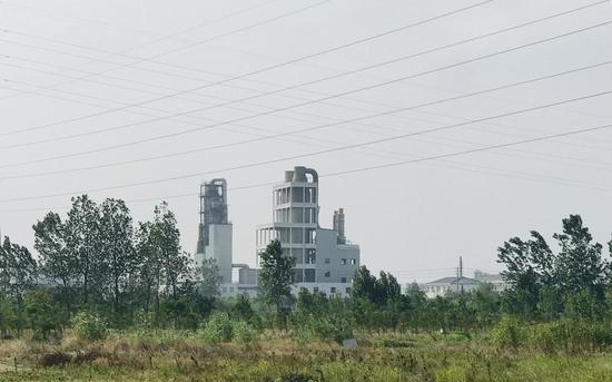 远处观察响水化工园区。 新京报记者林子摄