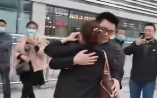 郭明与亲生母亲在驻马店高铁站外见面，相拥而泣。视频截图