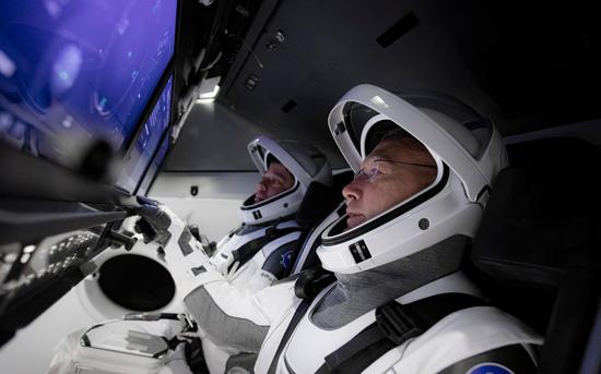 载人龙飞船内部空间相比老一代飞船全面升级，航天员通过触摸屏执行操作，并实时观看关键阶段的视频画面。 