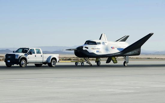 “追梦者号”小型航天飞机在测试中，其尺寸仅为航天飞机1/4，可被车辆拖动。 