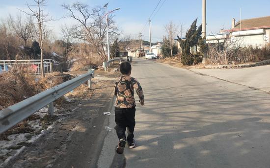 1月16日，张天贝一个人在寺沟村街道上玩耍。