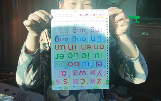 1月16日，张天贝展示自己的识字卡片。
