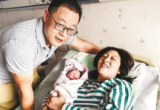 幸福的宝爸、宝妈和宝宝