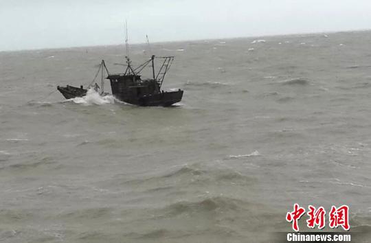 6日,因海上大风大浪,两艘渔船在连云港海域先后遇险。 连云港海事局供图摄