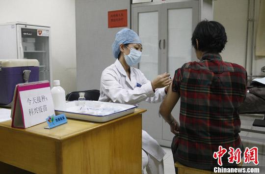 资料图:民众接种流感疫苗。中新社发 张家瑞 摄