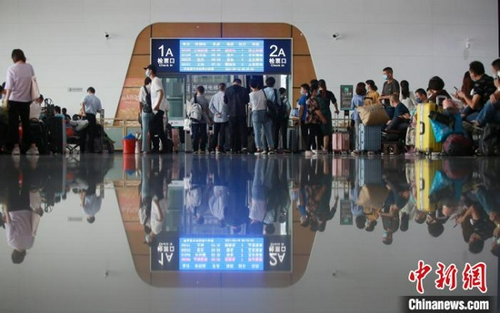 9月16日,旅客在扬州东站进站乘车