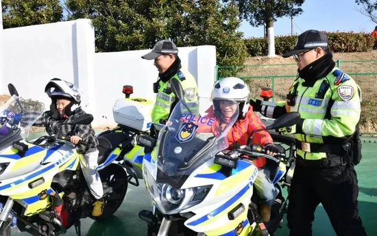 小朋友打卡“铁骑”摩托车（拍摄：曹阳）